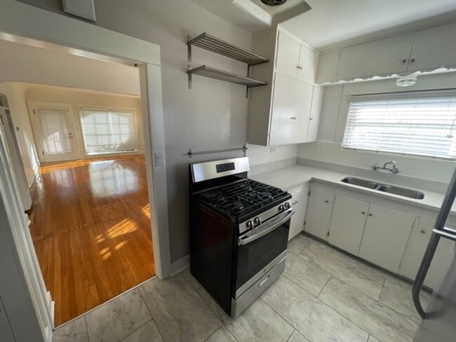 Building Photo - 2 Bedroom 1 Bath Craftsman