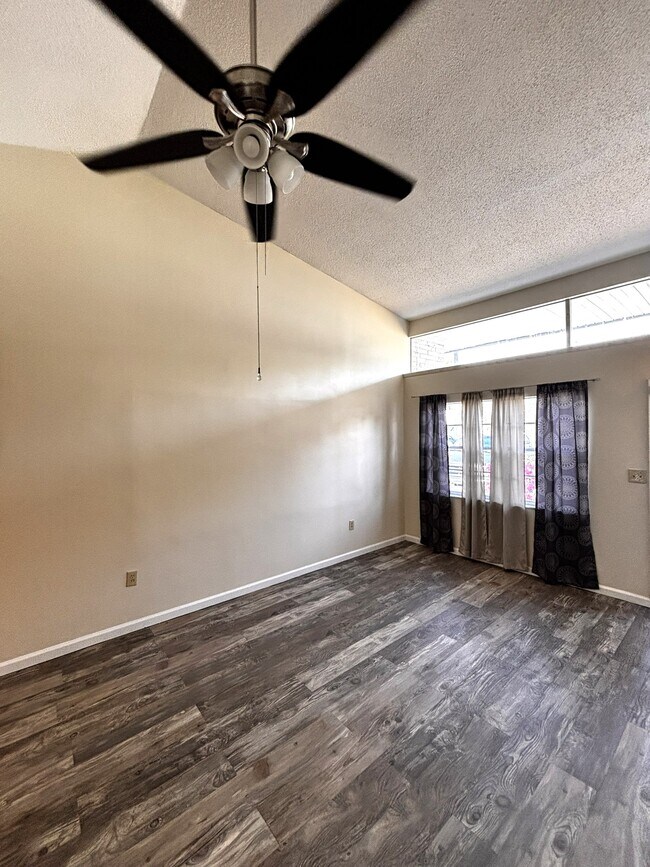 Building Photo - 1134 SE 3rd St