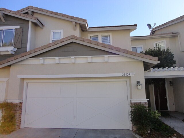 Building Photo - Available Now Beautiful Dual MSTR 2 + 2.5 Townhouse Valencia