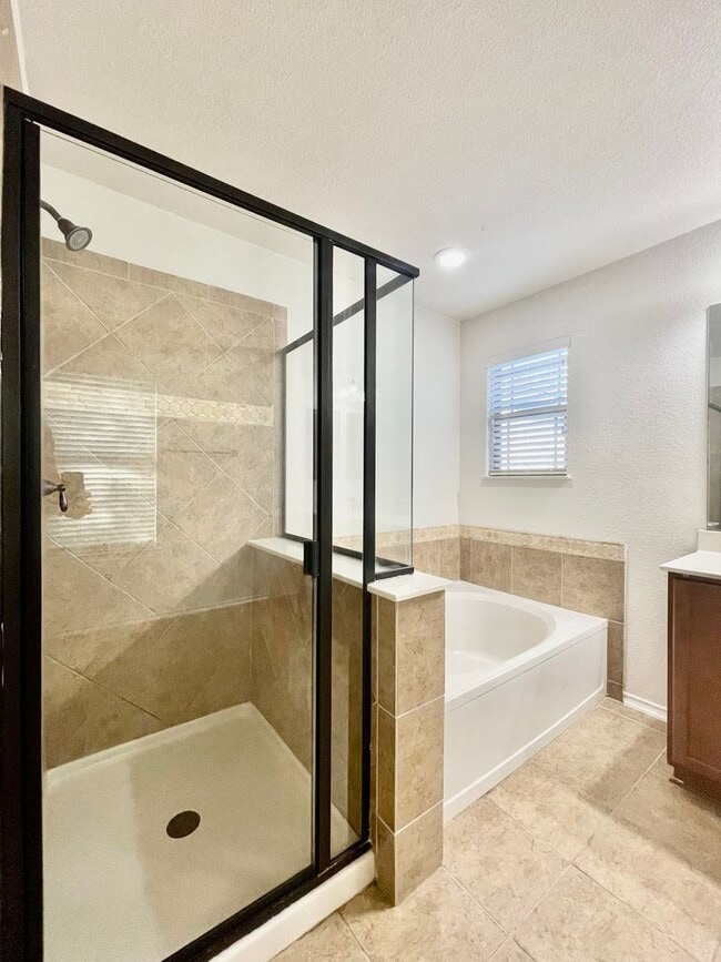 Building Photo - Spacious 4 Bedroom Home with Multiple Livi...