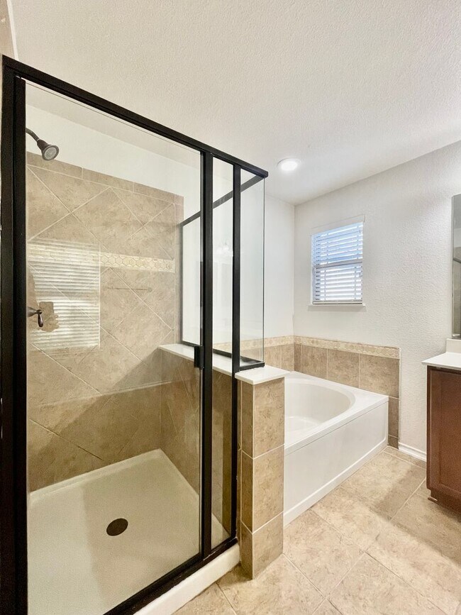 Building Photo - Spacious 4 Bedroom Home with Multiple Living Areas