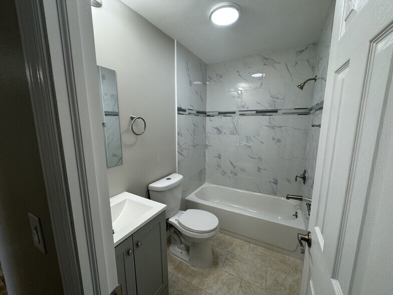 Building Photo - 3602 Beneva Rd