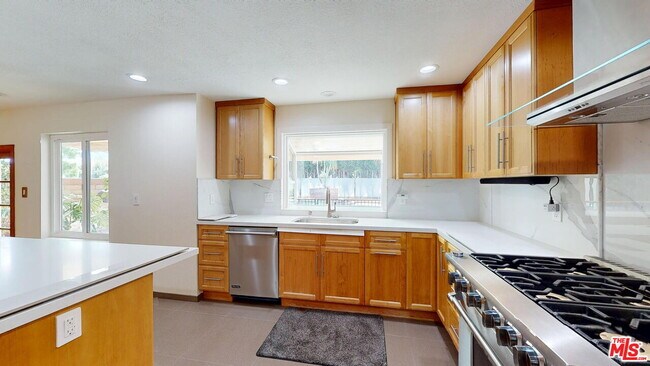 Building Photo - 7814 Woodhall Ave