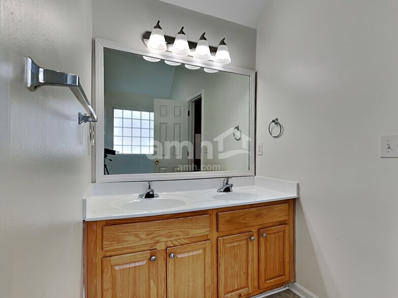 Building Photo - 9117 Hollow Ridge Ln