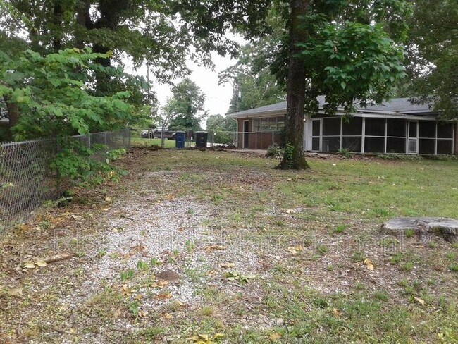 Building Photo - 948 Hickory Dr