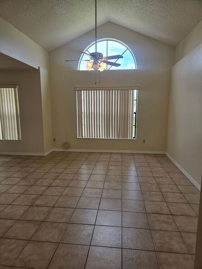 Building Photo - Beautiful 4 Bed / 2 Bath Single-Family Hom...