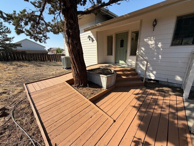 Building Photo - 3405 SW Hillcrest Dr