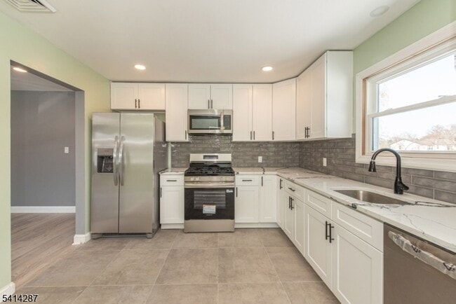 Building Photo - 10 Cardinal Ln