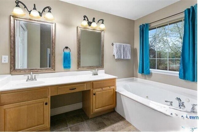 Building Photo - 486 Sussex Dr SW