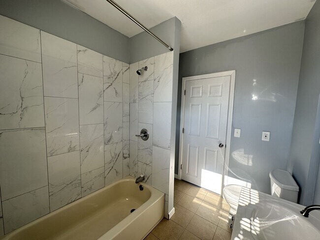 Building Photo - 212 Inslee Pl