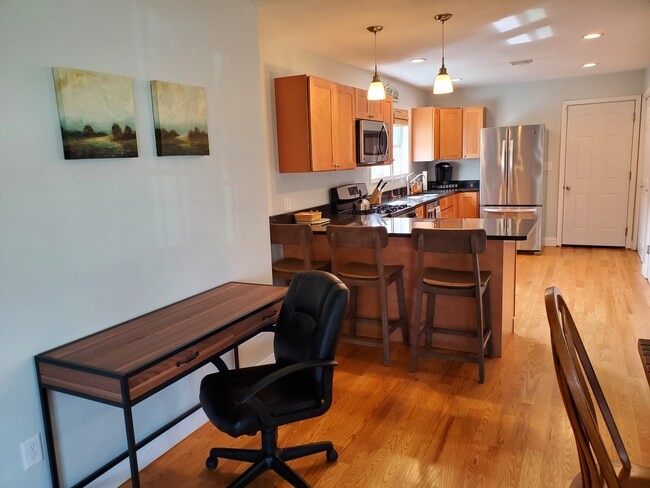 Eat in kitchen with peninsula and stools - 112 Northridge Dr