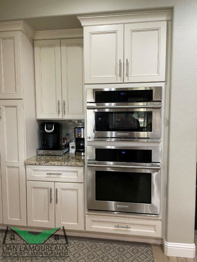 Building Photo - Executive Home in Gated Community Wildwings