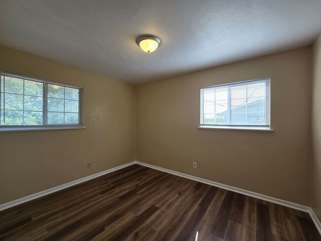 Building Photo - 3309 Lake Charles Ave