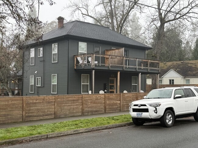 Building Photo - 509 NW C St