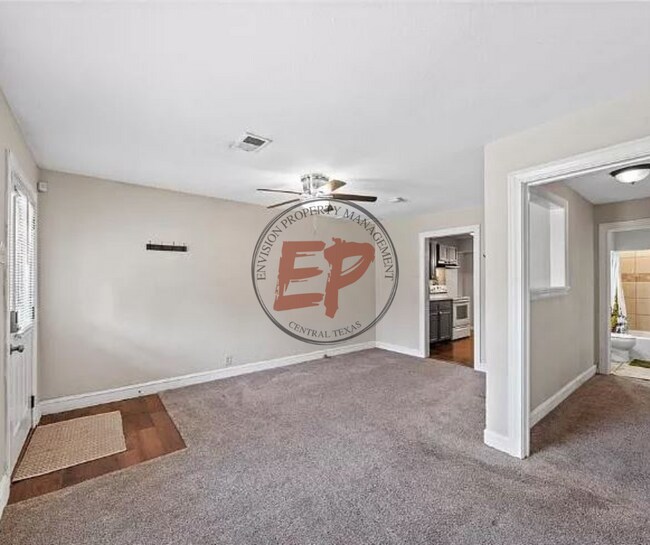 Building Photo - 213 N Oak Dr