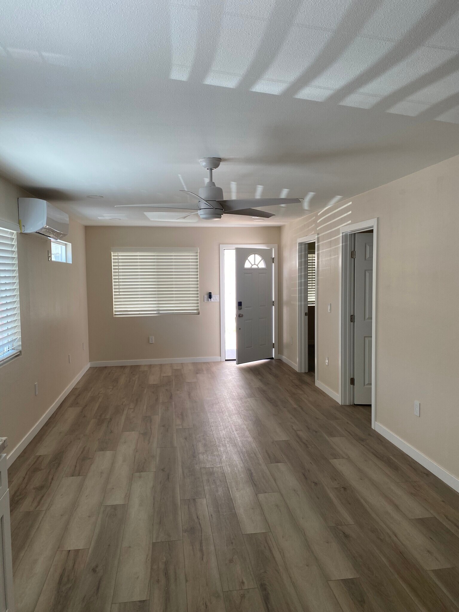 Building Photo - 549 E Tujunga Ave