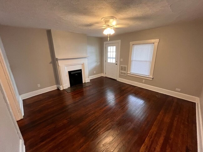 Building Photo - DECEMBER RENT FREE - One Bedroom Renovated Duplex!