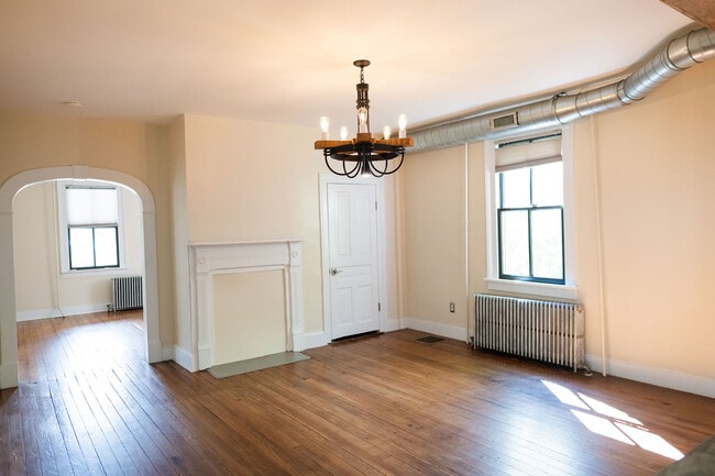 Building Photo - 208 9th St NW