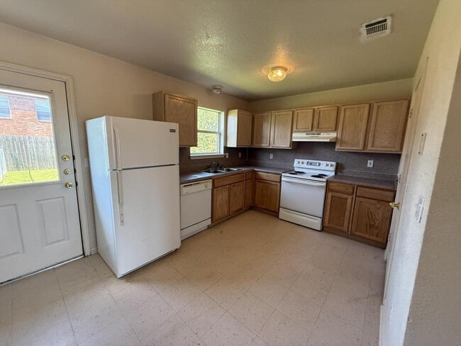 Building Photo - 2811 Cantabrian Dr