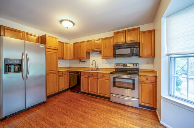 Building Photo - Three-level end unit townhome!