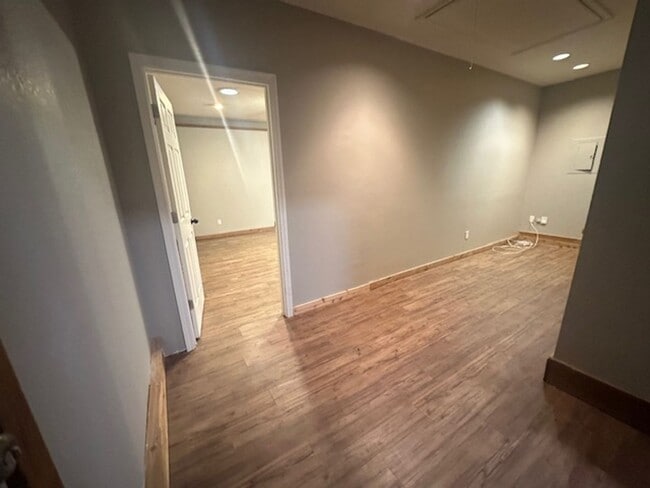 Building Photo - Spacious 4 bd, 2 bath - Converted garage f...