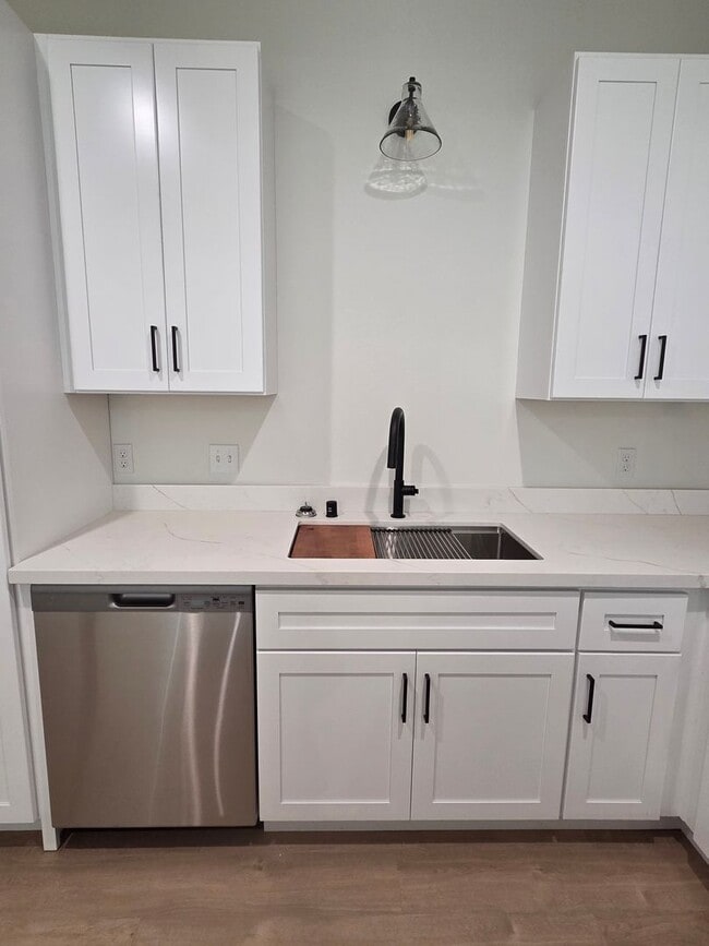 Building Photo - Brand New Build on Old Alturas - ALL Electric with City of Redding Solar!