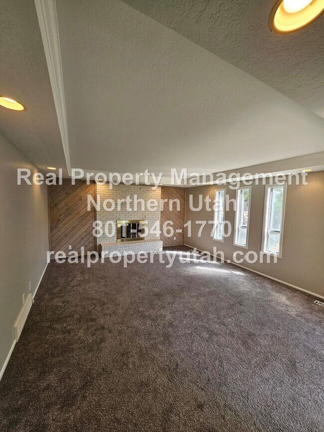 Building Photo - Lovely 5 Bedroom Home in Layton Available Now!