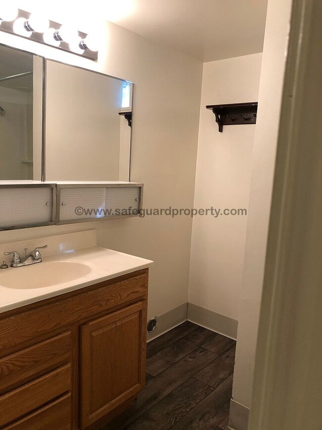 Building Photo - Great 3 Bedroom Duplex