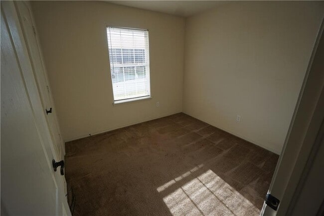 Building Photo - 3 Bedroom 2 Bath House, Total Electric, Tw...
