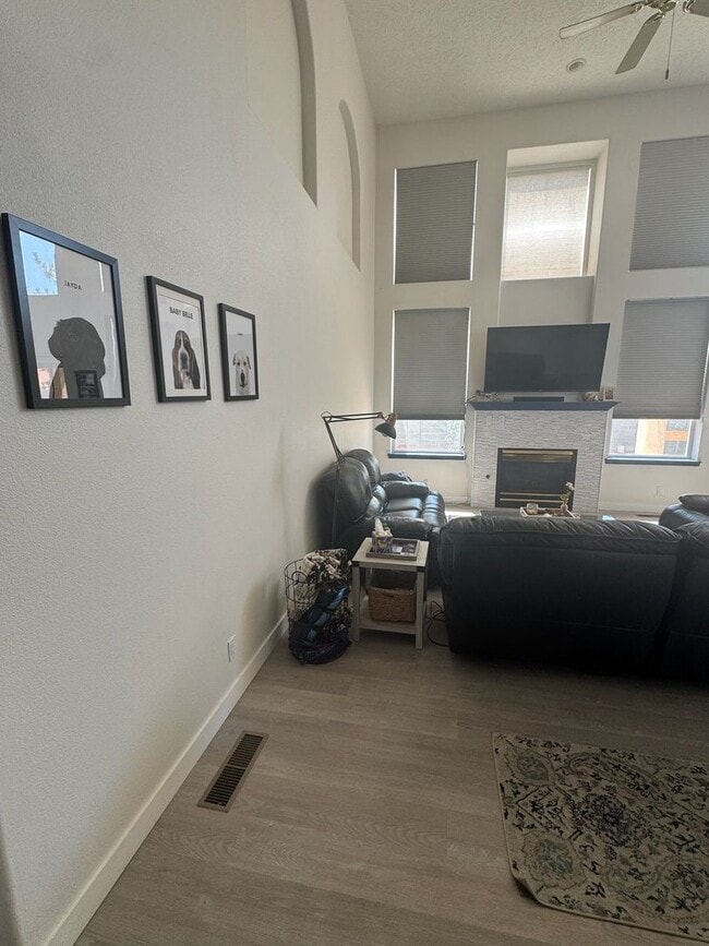Building Photo - Fully Updated 3BR/2.5BA in Desirable Lampl...