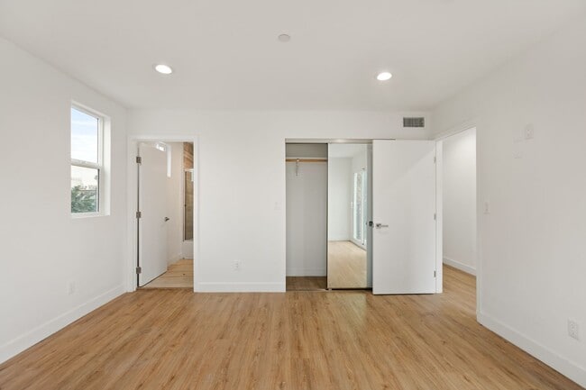 Building Photo - 4232 Rosewood Ave