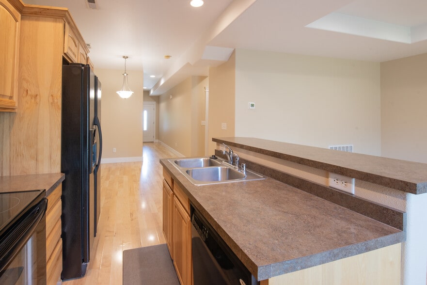 Building Photo - 1035 Road Runner St.