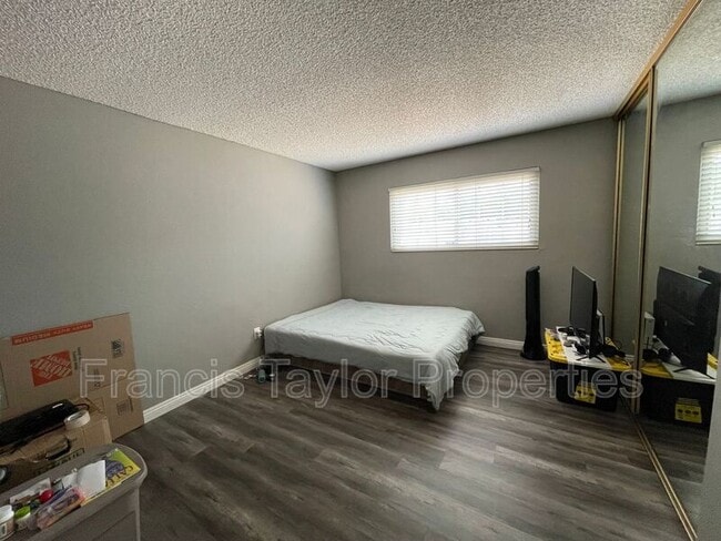 Building Photo - 2422 Teaberry Glen
