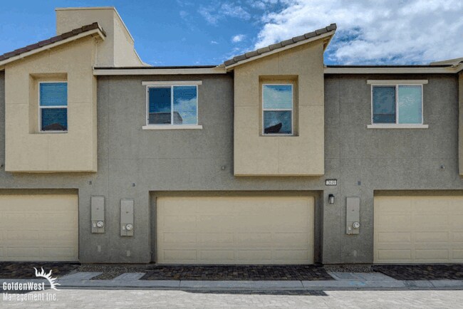 Building Photo - Impeccably Maintained 3Bdm 2Ba Townhome in...