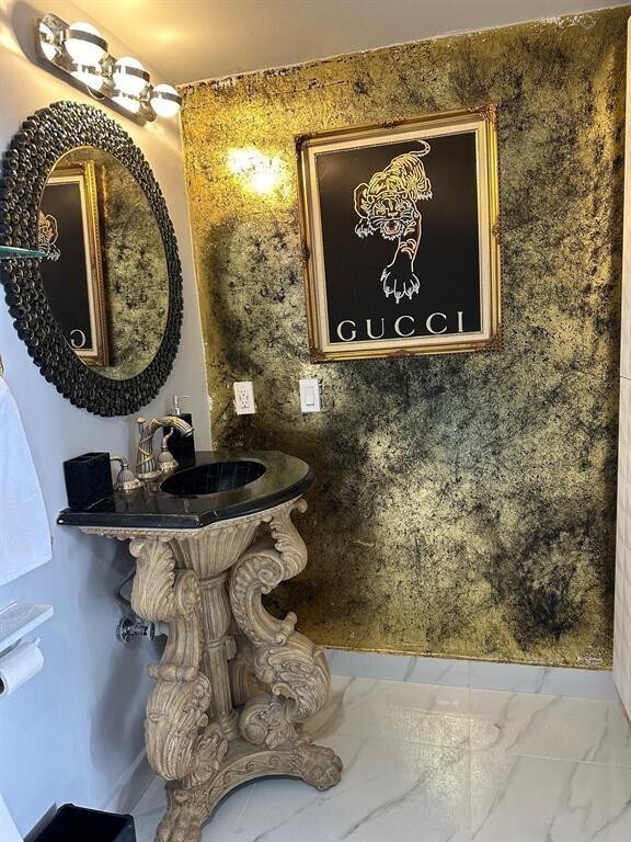 Building Photo - 7601 E Treasure Dr