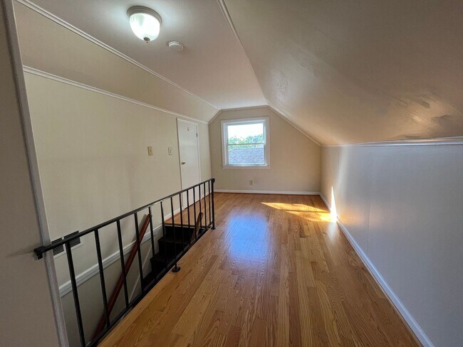 Building Photo - **3-BEDROOM HOUSE W/ 2-CAR GARAGE IN BEECH...