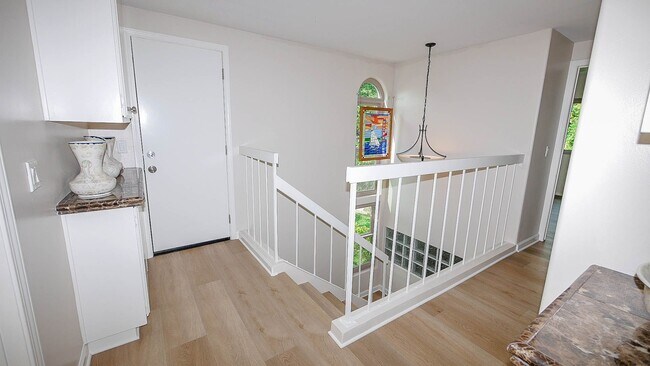 Building Photo - Updated 4BR Townhome in La Jolla Shores He...