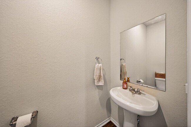Building Photo - Energy-Efficient Applewood Home Near Lackland AFB - Realtor Commission: $500
