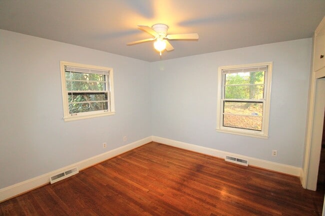 Building Photo - 2 bedroom Ranch with Fenced in Back Yard!!