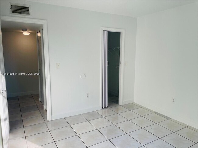 Building Photo - 9440 Fontainebleau Blvd