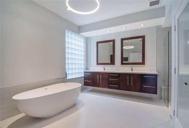 Building Photo - 2519 Bay Pointe Ct