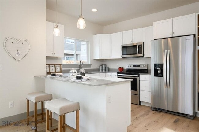 Building Photo - Gorgeous Townhouse - 3 Bedrooms and 2 1/2 ...