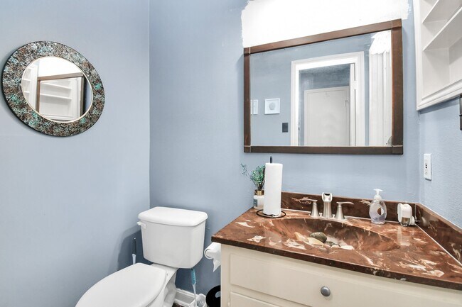 Building Photo - 2510 Hilton Head Dr