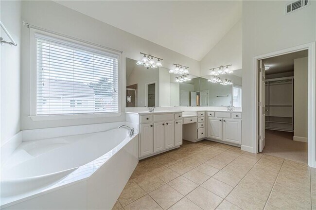 Building Photo - 2557 Staunton Dr
