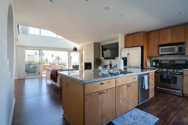 Building Photo - 6672 Vista Del Mar