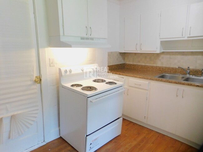 Building Photo - Adorable 2bd/1ba in Greensboro!