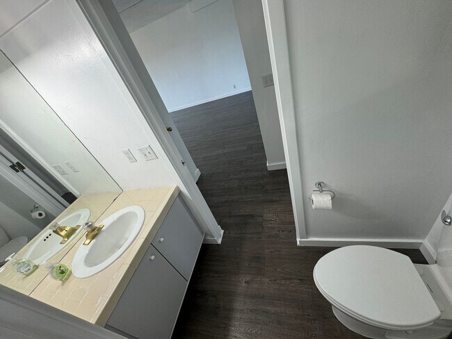 Building Photo - Recently updated condo with gym, pool, and...