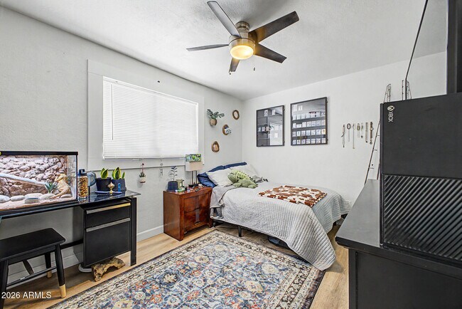 Building Photo - 2208 W San Miguel Ave
