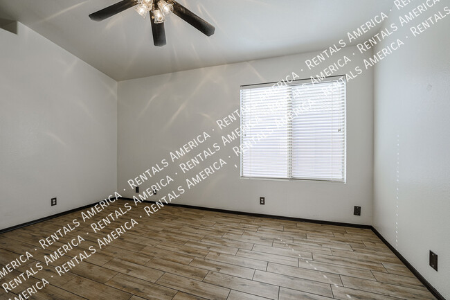 Building Photo - 9316 W Cinnabar Ave