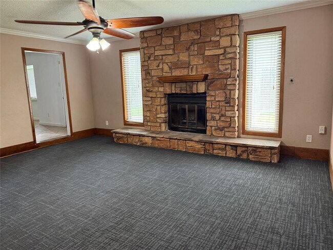 Building Photo - 702 Omega Cir